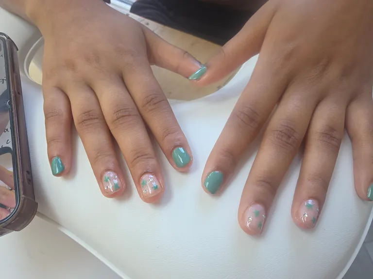 Green star nail art